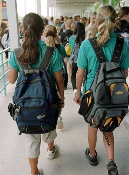 Estudiantes de la escuela Indian Ridge, en Davie (Florida), se dirigen a sus clases.