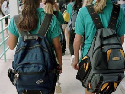 Estudiantes de la escuela Indian Ridge, en Davie (Florida), se dirigen a sus clases.