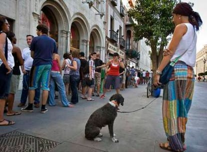 Los fans de Madonna hacen cola para comprar las entradas para el concierto de Sevilla