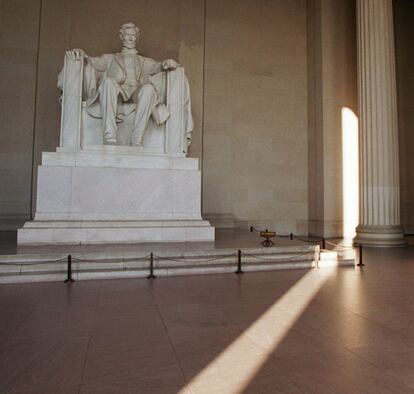 El monumento a Lincoln, en una foto de archivo. Las autoridades aseguran que las manchas de pintura no responden a ningún símbolo ni escrito y todavía investigan quién es el responsable.