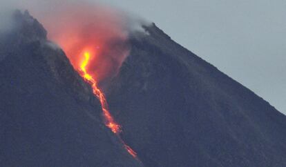 El volcán Merapi vuelve a entrar en erupción, después de que la anterior, hace tres días causase 34 muertos.