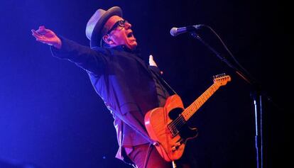 Elvis Costello durante un concierto.