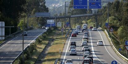 Estado del tráfico en la carretera A52, en las inmediaciones de Vigo, este lunes.