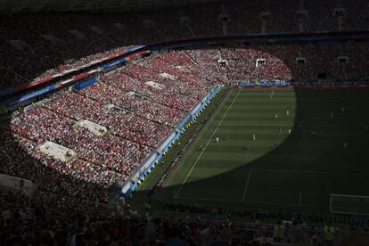 El sol proyecta una sombra en el campo durante el partido del grupo B entre Portugal y Marruecos en la Copa Mundial de fútbol 2018 en el Estadio Luzhniki en Moscú.