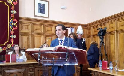 Mario Simón, candidato de Ciudadanos, jura su cargo como alcalde de Palencia.