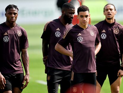 Jamal Musiala, al frente, en una sesión de entrenamiento con la selección de Alemania en el estadio Al-Shamal este sábado.