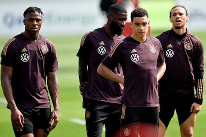 Jamal Musiala, al frente, en una sesión de entrenamiento con la selección de Alemania en el estadio Al-Shamal este sábado.