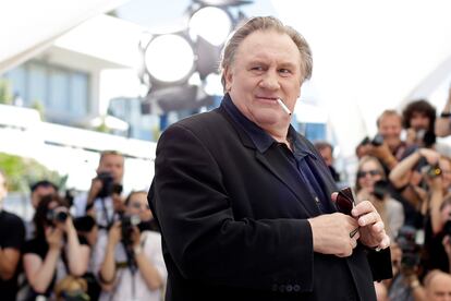 Gerard Depardieu posa para los medios gráficos en Cannes el 22 de mayo de 2015.