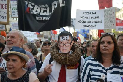 Un manifestante con una careta del primer ministro Andrej Babis durante las protestas de este martes en Praga.