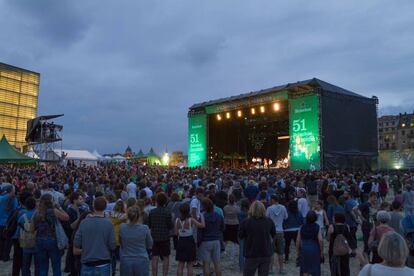 El escenario Verde Heineken, el más masivo del festival, en plena playa de Zurriola. El Kursaal asoma a la izquierda.