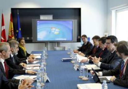 El ministro español de Industria, José Manuel Soria (2d), y el titular turco de Energía, Taner Yildiz (2i), acompañados de sus respectivas delegaciones durante la reunión que mantuvieron dentro de la cuarta cumbre bilateral España y Turquía celebrada esta mañana en el Palacio de la Moncloa.