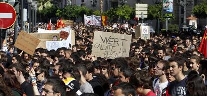 Miles de estudiantes concentrados este martes en la plaza del Ayuntamiento de Valencia.