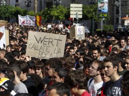 Miles de estudiantes concentrados este martes en la plaza del Ayuntamiento de Valencia.