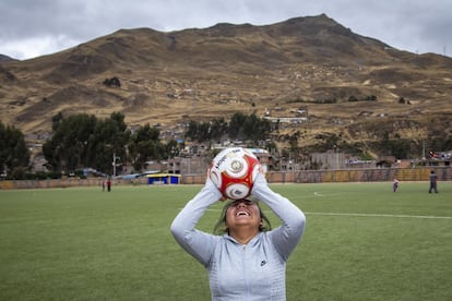 A Deysi le hubiera gustado intentar convertirse en futbolista profesional, pero en Huancavelica apenas hay clubes donde las mujeres puedan jugar. Su hermano mellizo, sin embargo, sí ha tenido más oportunidades que ella.