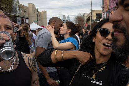 Vecinos celebran en una fiesta callejera en el barrio de Bushwick en Brooklyn, Nueva York, en abril del 2022.