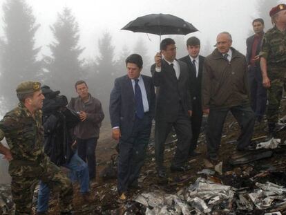 El entonces ministro de Defensa, Federico Trillo, junto a su homólogo turco, Vecdi Gonul, durante la visita al lugar del accidente del Yakolev 42, en 2003.