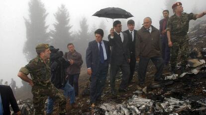 El entonces ministro de Defensa, Federico Trillo, junto a su homólogo turco, Vecdi Gonul, durante la visita al lugar del accidente del Yakolev 42, en 2003.