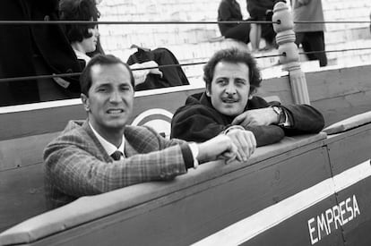 Domenico Modugno (a la derecha) con el torero Luis Miguel Dominguín (padre de Miguel Bosé) durante una corrida de toros en Madrid en 1966.