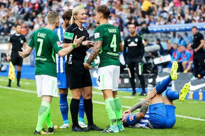Bibiana Steinhaus, durante una acción del partido entre el Hertha y el Werder Bremen.