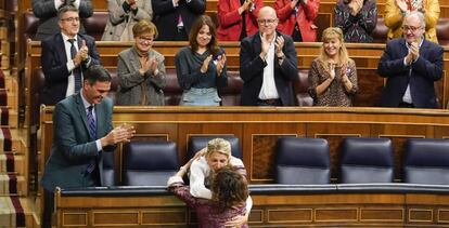 El presidente de gobierno, Pedro Sánchez y los diputados del PSOE aplauden tras la aprobación de los presupuestos