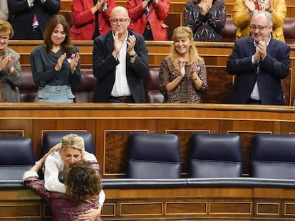 El presidente de gobierno, Pedro Sánchez y los diputados del PSOE aplauden tras la aprobación de los presupuestos