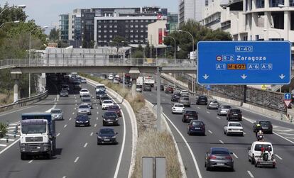 Coches a su paso por la M-40 de MAdrid