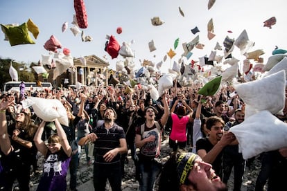 Cientos de jóvenes lanzas sus almohadas en Budapest (Hungría).