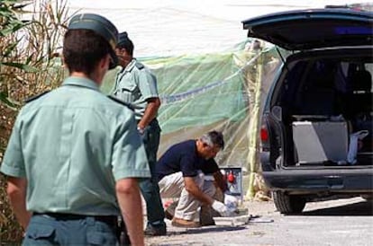 Un agente de la Guardia Civil recoge indicios en la escena del crimen de El Ejido.