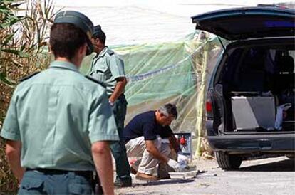 Un agente de la Guardia Civil recoge indicios en la escena del crimen de El Ejido.