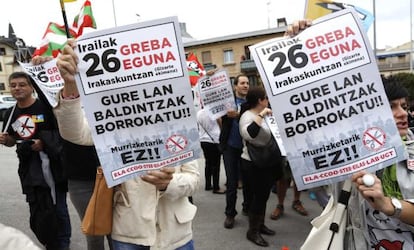 Profesores de centros privados concertados protestan el pasado jueves en San Sebastián durante el inicio del curso