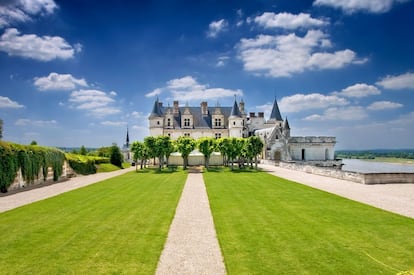 El pueblo de Amboise se alza sobre la ribera sur del Loira, dominado por el Château Royal, un castillo fortificado del siglo XV fácil de defender, que sirvió de residencia de fin de semana de la corte.