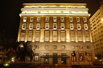 O Rio de Janeiro também é bonito à noite, como prova o prédio do Centro Cultural Banco do Brasil.