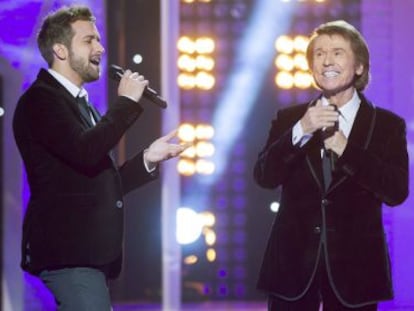 Imagen facilitada por TVE de los cantantes Pablo Albor&aacute;n (izquierda) y Raphael, que protagonizon sendos especiales televisivos en Nochebuena. 