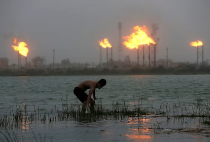 Un hombre trabaja en el río Shatt al-Arab, en Basora (Irak), en julio del año pasado.