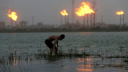 Homem trabalha no rio Shatt al-Arab, no Iraque, em julho do ano passado.