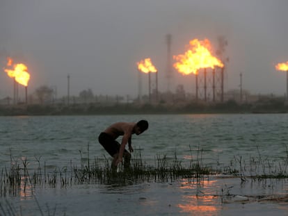 Un hombre trabaja en el río Shatt al-Arab, en Basora (Irak), en julio del año pasado.