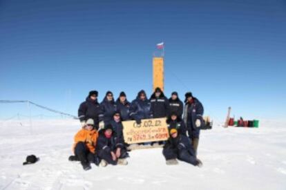 Científicos rusos celebran el fin de la perforación en Vostok.