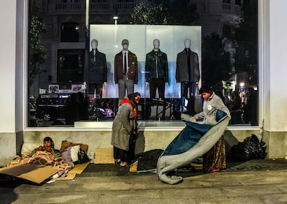 Personas sin hogar en la Gran Vía de Madrid