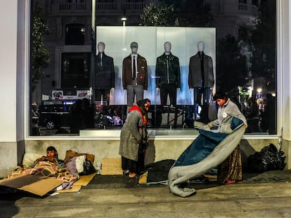 Personas sin hogar improvisan un lecho en la Gran Vía. 20 de octubre de 2023.