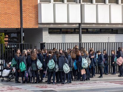 Alumnas a la puerta del colegio concertado Guadalaviar, en Valencia, este jueves.
