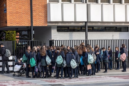 Alumnas a la puerta del colegio concertado Guadalaviar, en Valencia, este jueves.