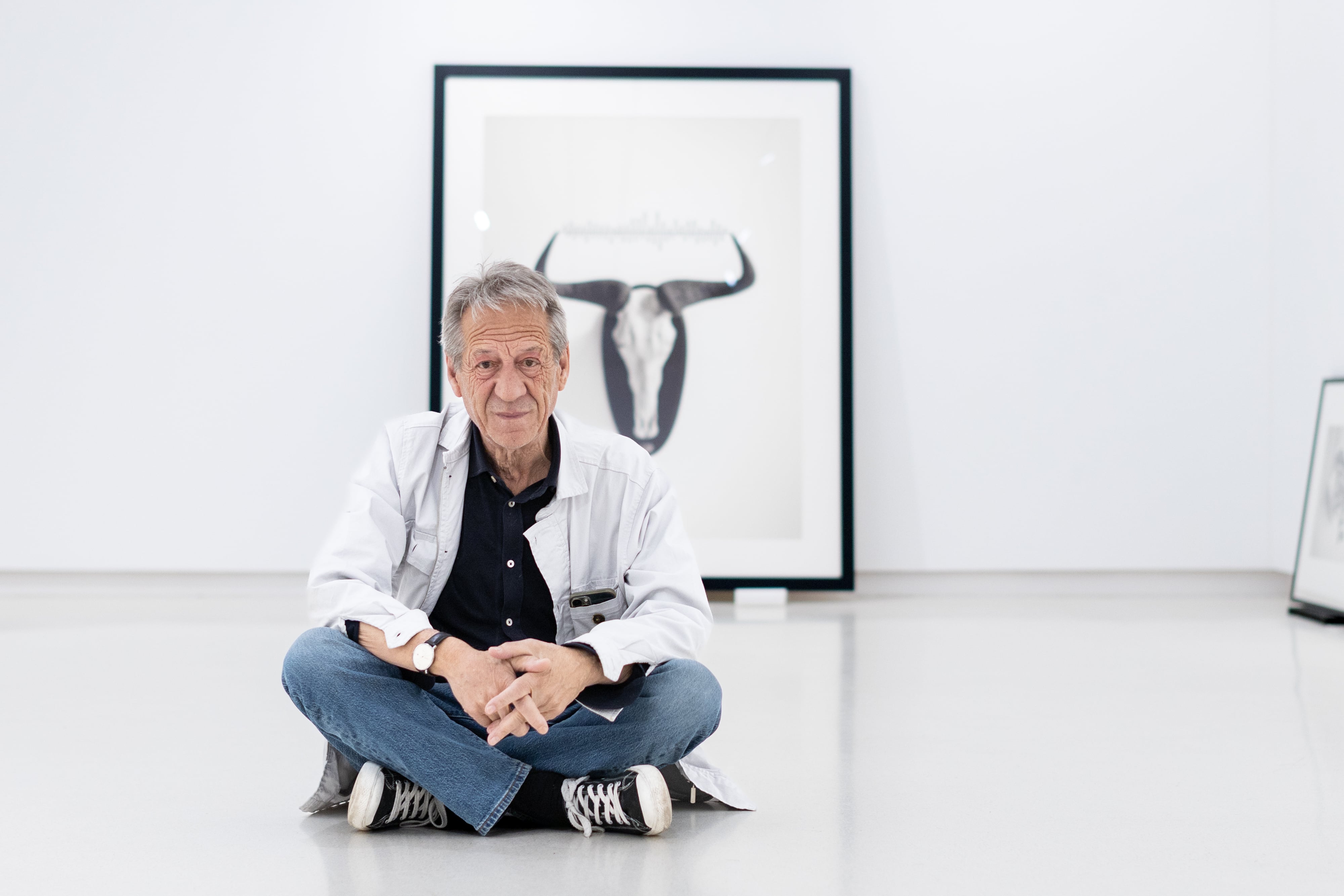 Chema Madoz, delante de una de sus obras en la galería Elvira González, el jueves, 30 de abril.