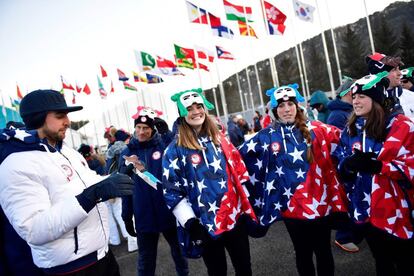 Atletas del equipo norteamericano con disfraces durante la ceremonia de inauguración de los Juegos Olímpicos de Invierno 2018 que se celebrarán en Pyeongchang (Corea del Sur).