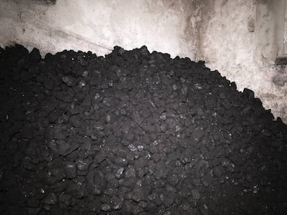 Carbón para la caldera de la vivienda familiar de Michal Huziar, donde viven ocho personas. Utilizan cinco toneladas que les duran seis meses y les cuesta unos 2.000 euros.