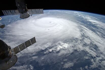 Fotografía cedida por la Agencia Espacial Europea (ESA) hoy, viernes 17 de octubre de 2014, que muestra la posición del huracán Gonzalo desde la Estación Espacial Internacional. Las bandas más exteriores del peligroso huracán de categoría 3 Gonzalo han comenzado ya a sentirse con fuertes lluvias y viento en la zona marina de las Bermudas, en el Atlántico, y pronto el ciclón se abatirá sobre el archipiélago. Gonzalo perdió hoy intensidad al bajar sus vientos máximos sostenidos a 205 kilómetros por hora, mientras se acerca a las Bermudas, donde su "peligroso oleaje producirá significativas inundaciones en la costa", con "grandes y destructivas olas", alertó hoy el Centro Nacional de Huracanes de EE.UU.