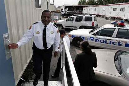 El jefe de policía de Nueva Orleans, Warren Riley, se dirige el domingo a dar una rueda de prensa.