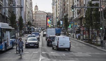 Un ciclista ayer en Gran Vía, eje de Madrid Central.