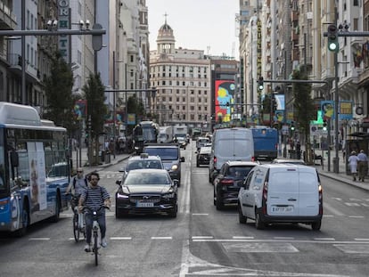 Un ciclista ayer en Gran Vía, eje de Madrid Central.