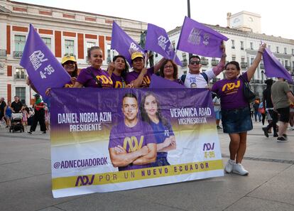 Un grupo de partidarios de Daniel Noboa en la Puerta del Sol, en Madrid, en última semana de campaña electoral.