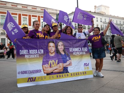 Un grupo de partidarios de Daniel Noboa en la Puerta del Sol, en Madrid, en última semana de campaña electoral.